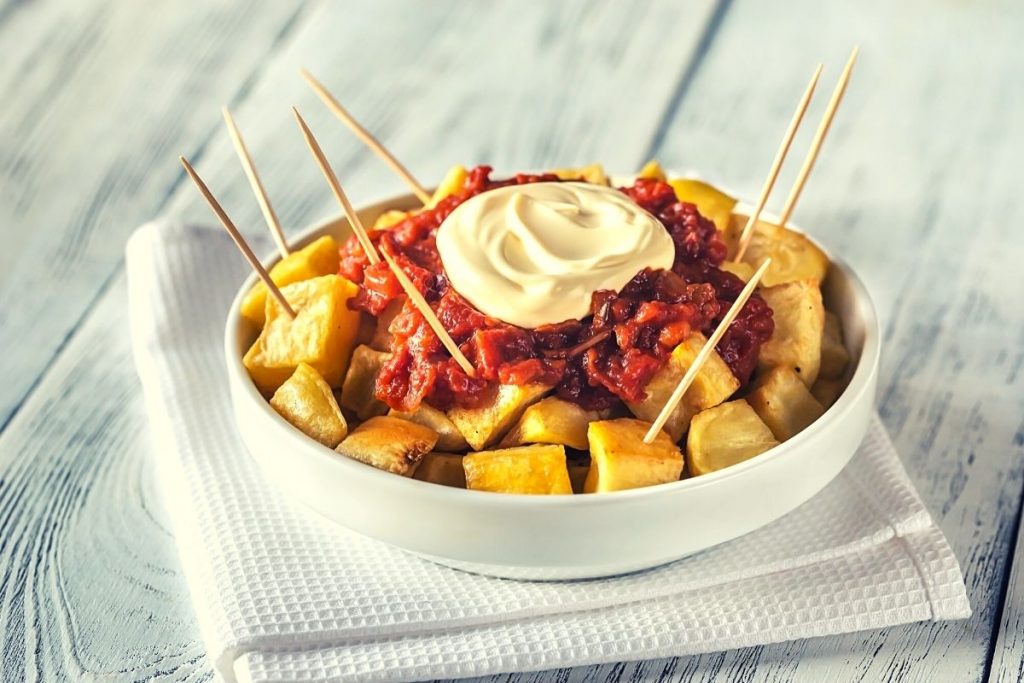 Patatas bravas de Taberna y Media